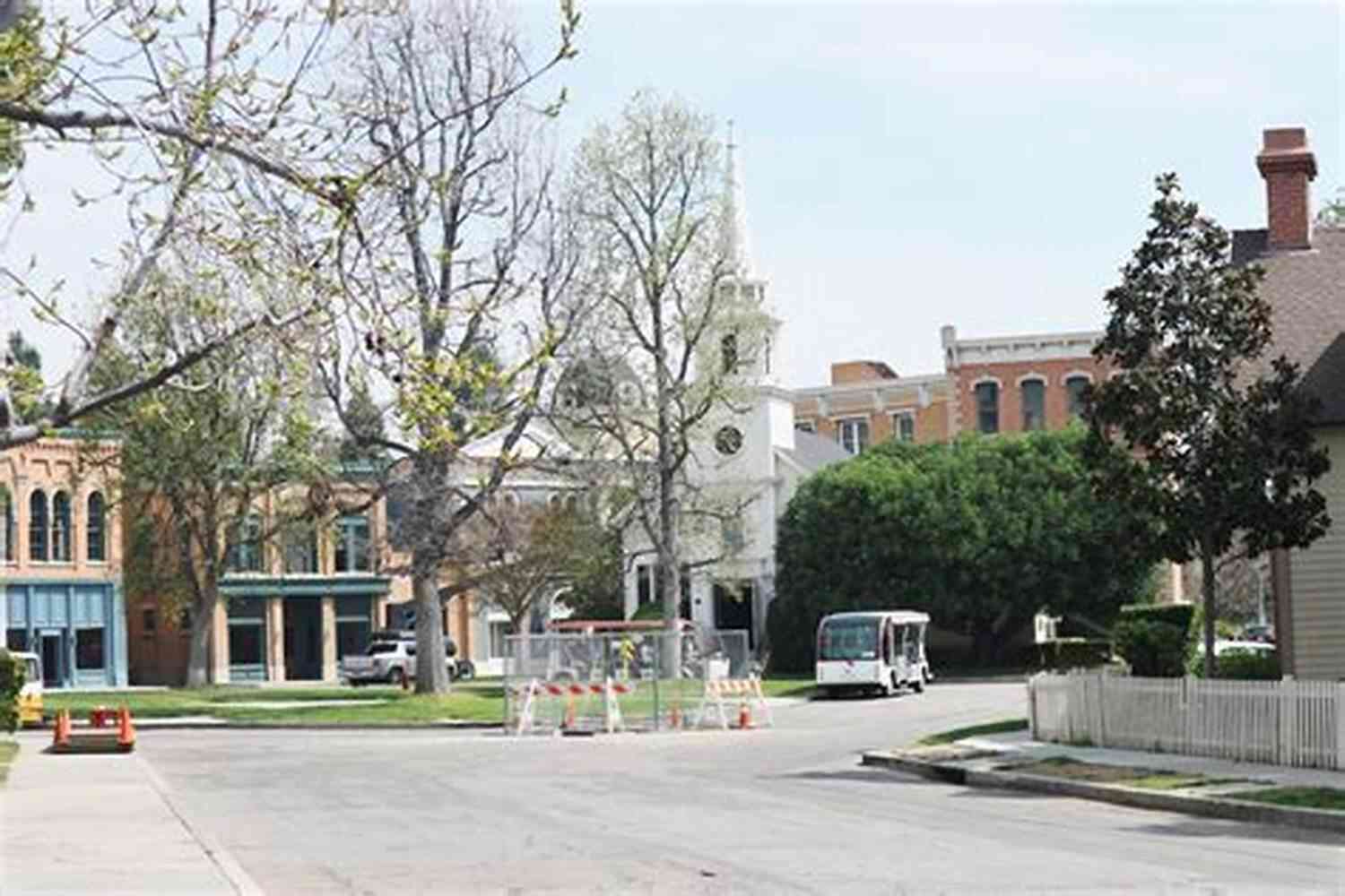 Rosewood Town Square With A Fountain Surrounded By Charming Shops And Cafes She S Mine Now (A Wedding Bells Alpha Novel 2)